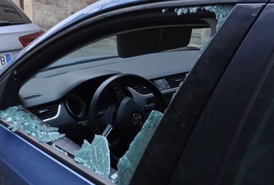 Vandalismi su auto in sosta, dal Comune di Reggio fondi per risarcire i danni subiti
