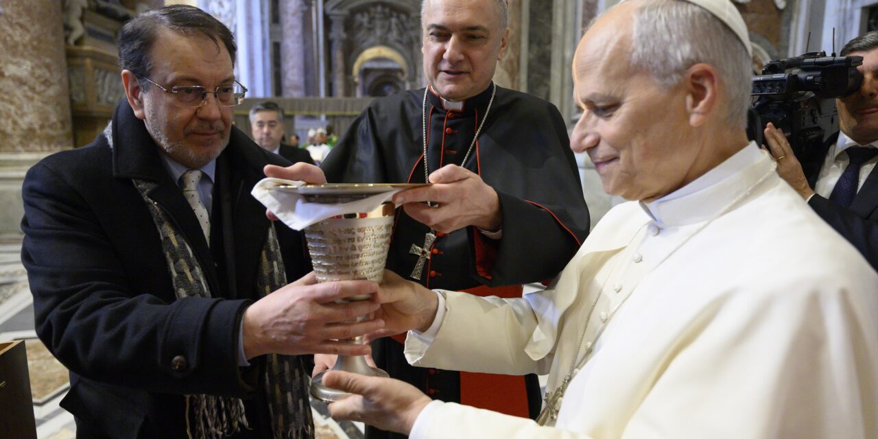 PAPA LEONE XIV DONA UN CALICE MADE IN REGGIO EMILIA