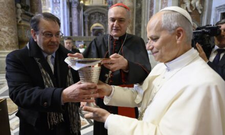 PAPA LEONE XIV DONA UN CALICE MADE IN REGGIO EMILIA