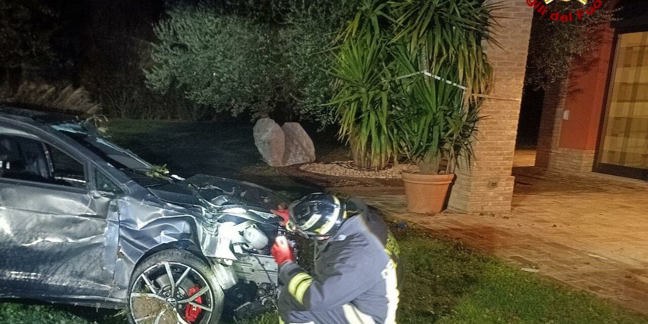 FINISCE CON L’AUTO IN UN GIARDINO, E’ GRAVE