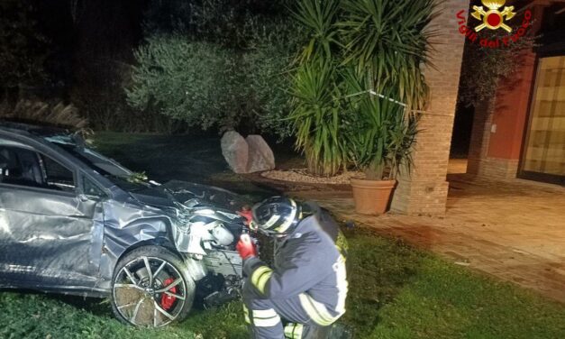 FINISCE CON L’AUTO IN UN GIARDINO, E’ GRAVE