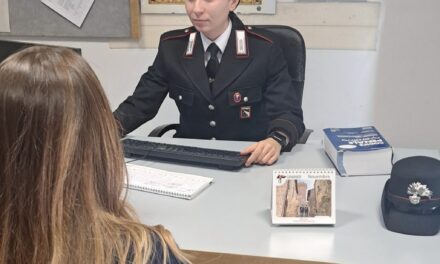 BOTTE E MINACCE, ALLONTANATO DA MOGLIE E FIGLIA