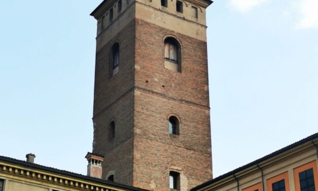 A REGGIO SVENTOLA UNA BANDIERA CONSUMATA, BASSI “SOSTITUIRLA SUBITO!”