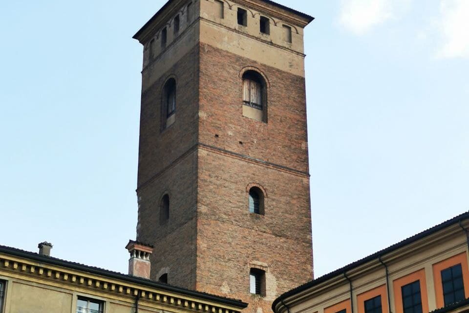 A REGGIO SVENTOLA UNA BANDIERA CONSUMATA, BASSI “SOSTITUIRLA SUBITO!”