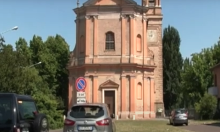 DISTRUGGE CASA E AGGREDISCE CARABINIERI, ARRESTATO