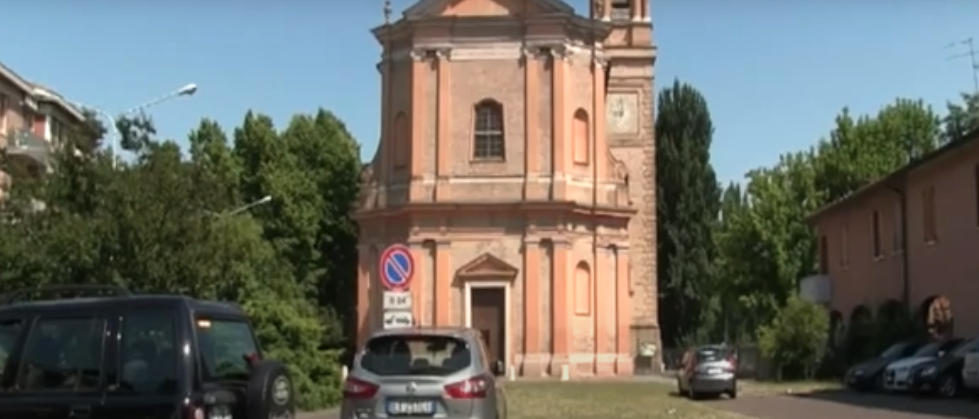 DISTRUGGE CASA E AGGREDISCE CARABINIERI, ARRESTATO