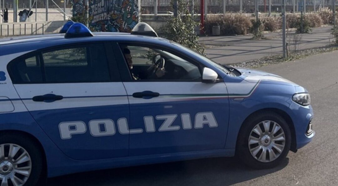 SI DENUDA E PALPEGGIA 14ENNE , ARRESTATO