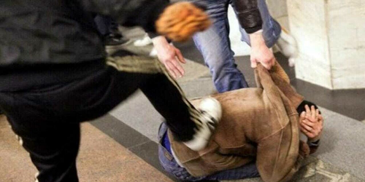 Guastalla. Studente 15enne pestato e rapinato dal branco alla fermata del bus