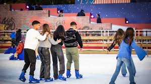 Guastalla. Festività pattinando sul ghiaccio accanto a Palazzo Ducale