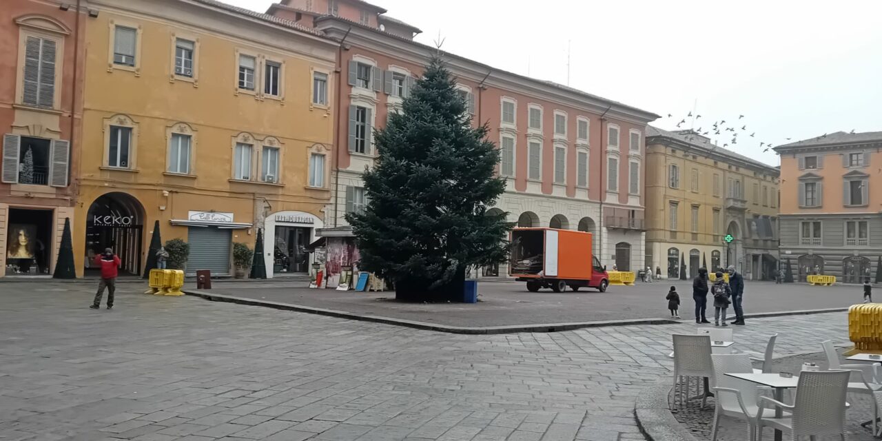 ARCHIVIATO IL NATALE 2025. L’ALBERO DI PIAZZA PRAMPOLINI SE NE VA