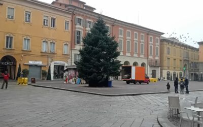 ARCHIVIATO IL NATALE 2025. L’ALBERO DI PIAZZA PRAMPOLINI SE NE VA