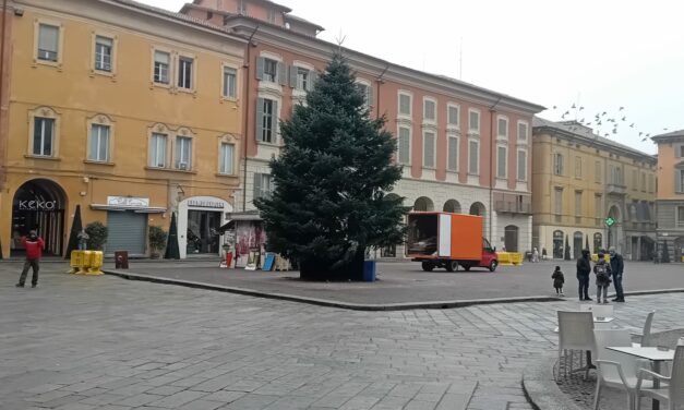 ARCHIVIATO IL NATALE 2025. L’ALBERO DI PIAZZA PRAMPOLINI SE NE VA
