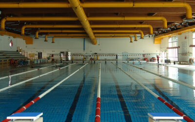 PISCINA COMUNALE, CEDE CONTROSOFFITTO: CHIUSA LA VASCA DA 15 METRI (video)