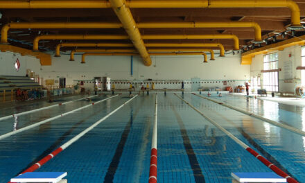 PISCINA COMUNALE, CEDE CONTROSOFFITTO: CHIUSA LA VASCA DA 15 METRI (video)