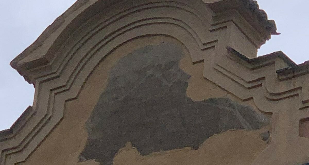 INAUGURATA POCHI MESI FA, I MURI DELLA REGGIA DI RIVALTA GIA’ SI SCROSTANO (foto)