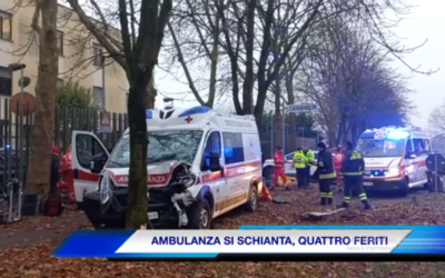SI SCHIANTA CONTRO UN ALBERO L’AMBULANZA: QUATTRO FERITI (video Tg)