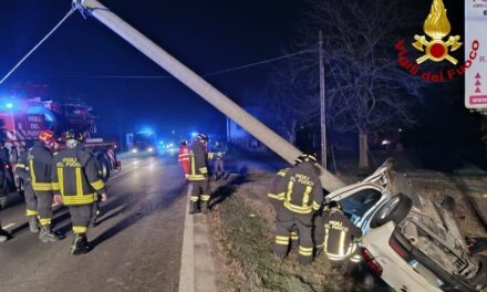 Incidenti nella notte. A Casalgrande auto contro un palo, grave una donna (video)