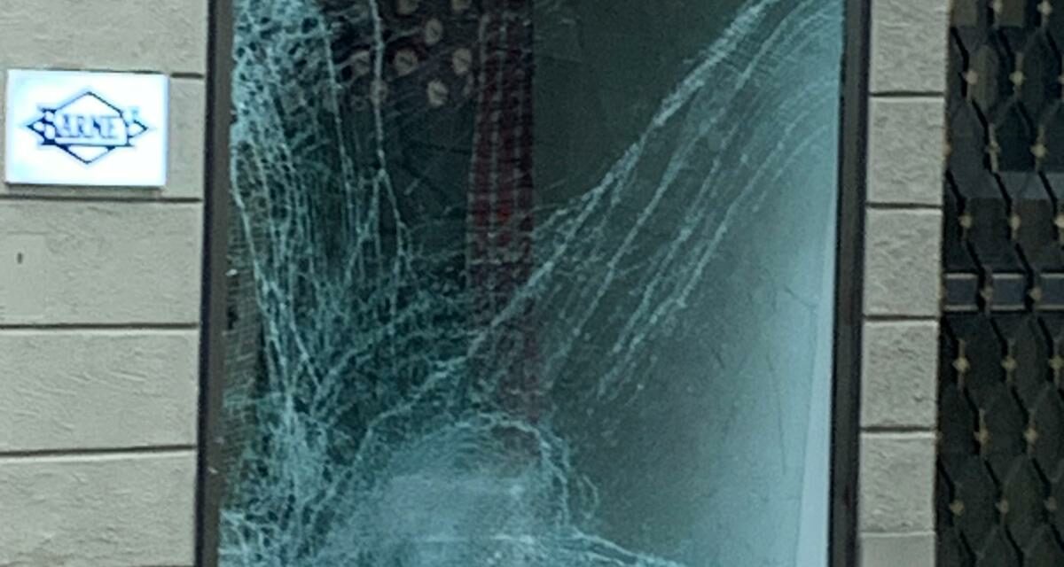 AUTO CENTRA LA VETRINA DI UN NEGOZIO IN PIENO CENTRO STORICO