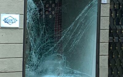 AUTO CENTRA LA VETRINA DI UN NEGOZIO IN PIENO CENTRO STORICO