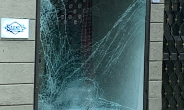 AUTO CENTRA LA VETRINA DI UN NEGOZIO IN PIENO CENTRO STORICO