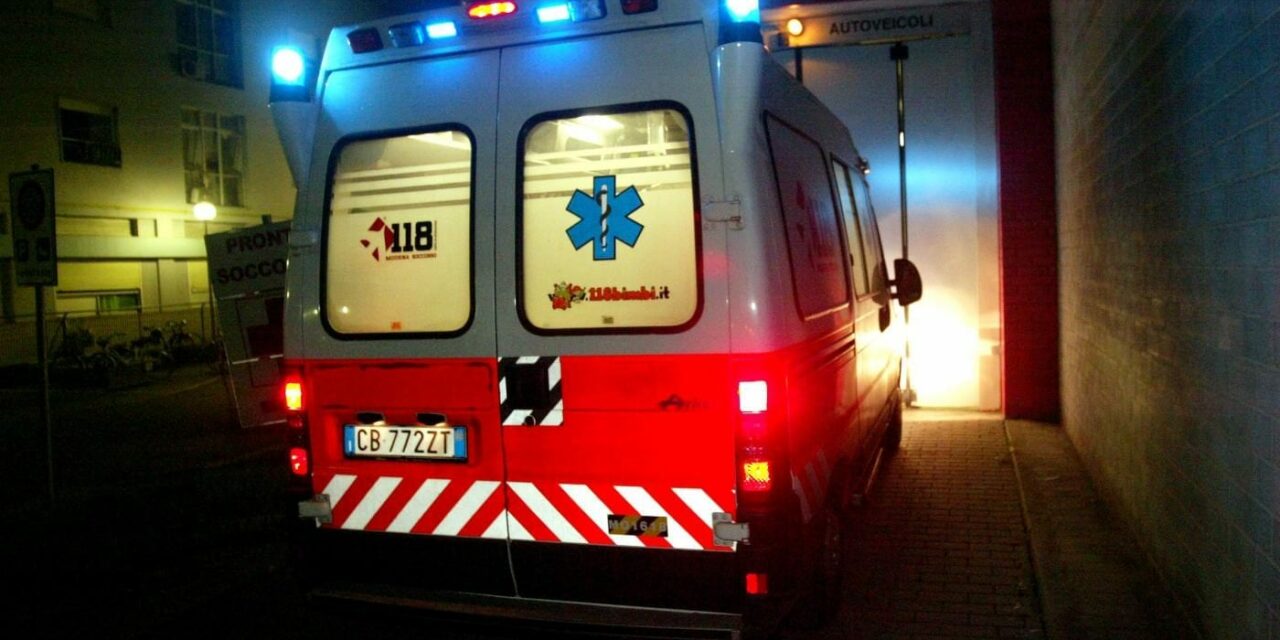 CORREGGIO. SCOOTER CONTRO UN PALO, FERITO 16ENNE