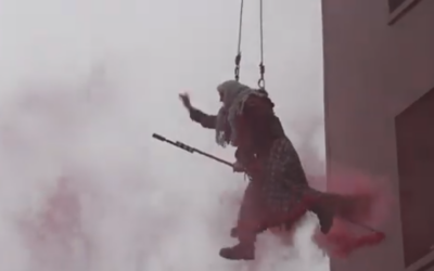 LA BEFANA DEI VIGILI DEL FUOCO SI CALA DALLA TORRE (video)