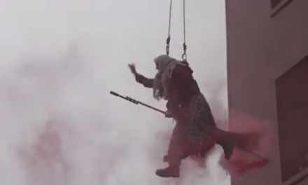 LA BEFANA DEI VIGILI DEL FUOCO SI CALA DALLA TORRE (video)