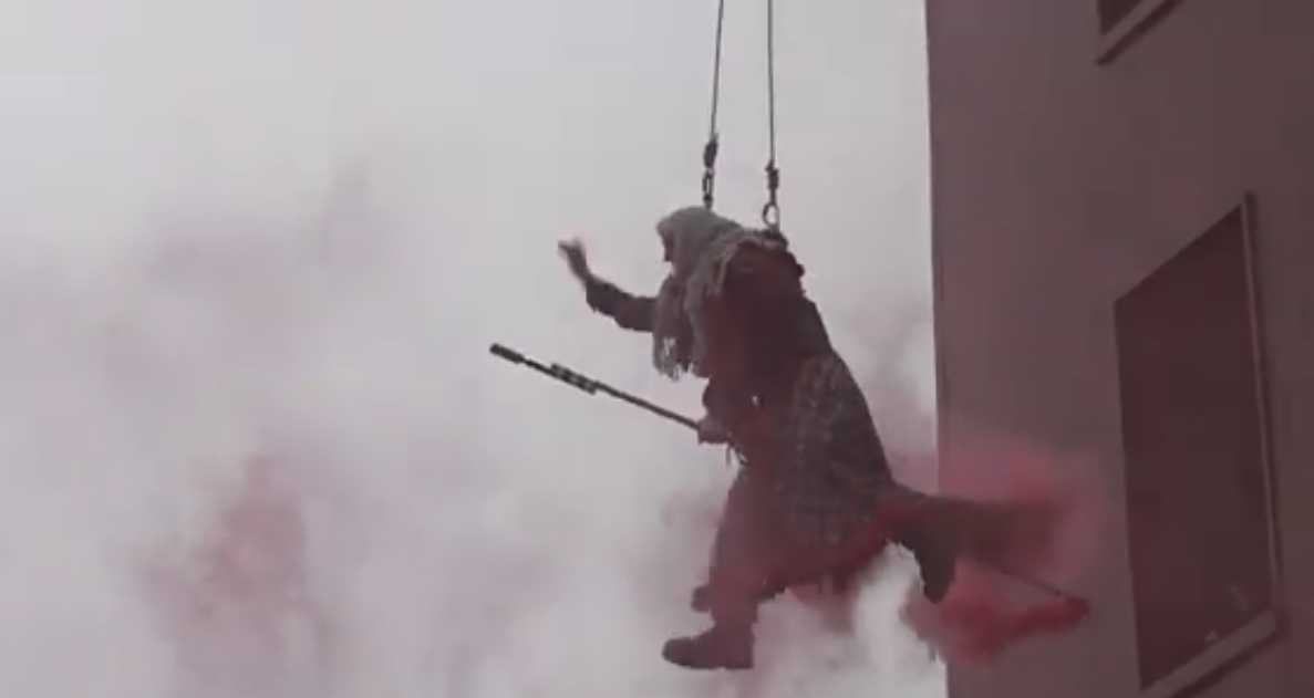 LA BEFANA DEI VIGILI DEL FUOCO SI CALA DALLA TORRE (video)