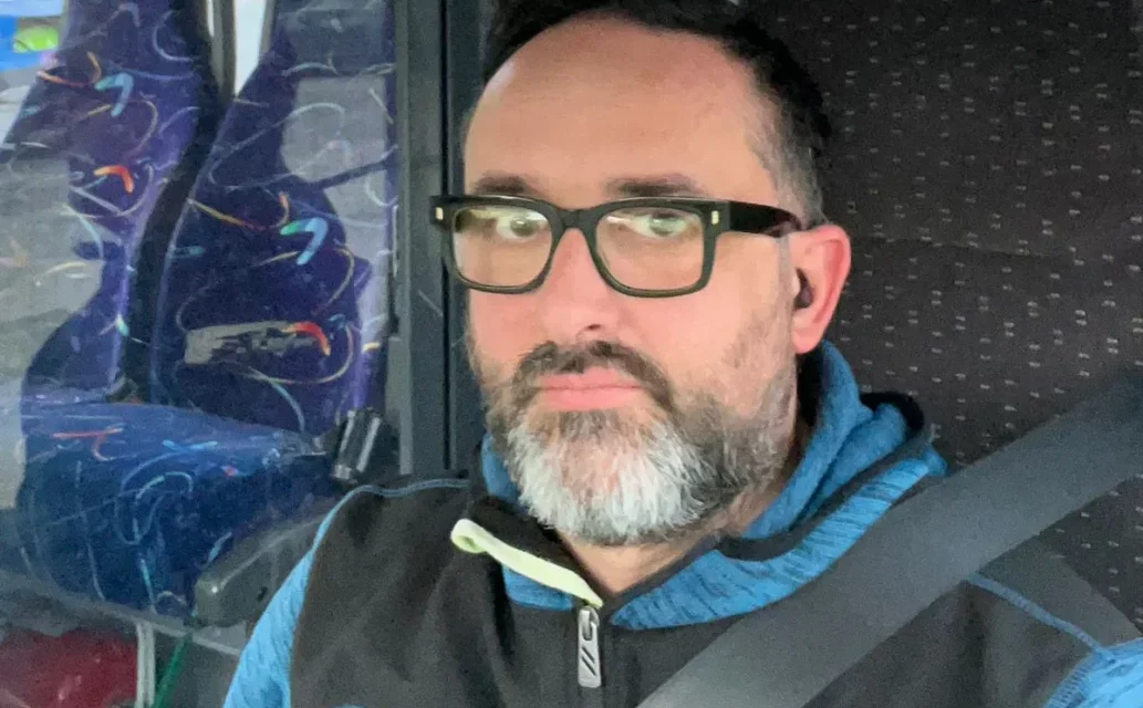 SASSATE E BOTTIGLIA DI BIRRA CONTRO UN BUS ALLA STAZIONE