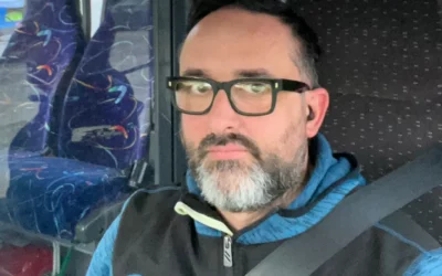 SASSATE E BOTTIGLIA DI BIRRA CONTRO UN BUS ALLA STAZIONE