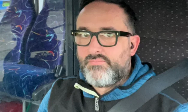 SASSATE E BOTTIGLIA DI BIRRA CONTRO UN BUS ALLA STAZIONE