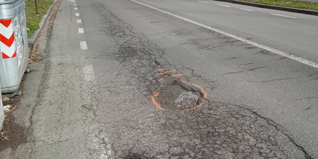 IN VIALE RISORGIMENTO BUCHE PROFONDE SUL MANTO STRADALE