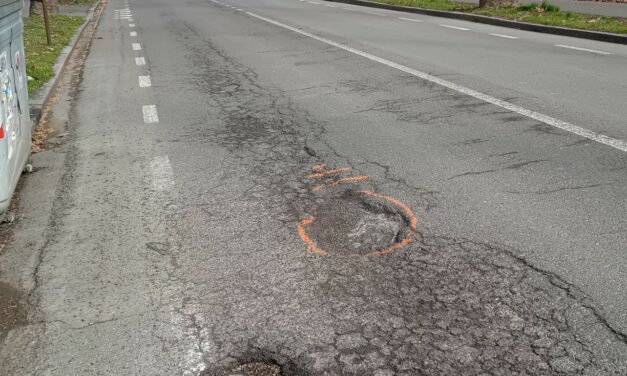 IN VIALE RISORGIMENTO BUCHE PROFONDE SUL MANTO STRADALE