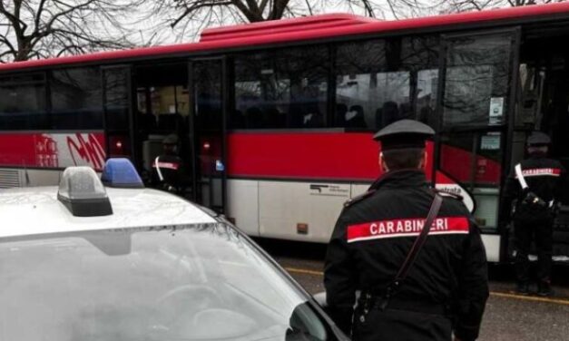SCANDIANO. CONTROLLORE DEL BUS, PRESO A CALCI E PUGNI DAL BRANCO, FINISCE ALL’OSPEDALE
