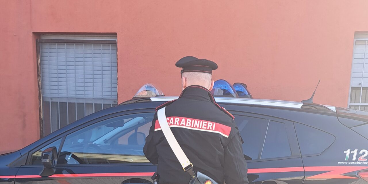 RUBIERA. RUBA NEL MINIMARKET E FINGE DI IMPUGNARE UN COLTELLO