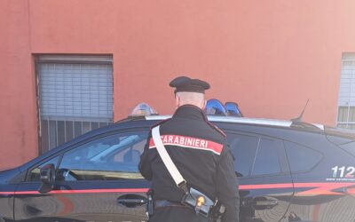 RUBIERA. RUBA NEL MINIMARKET E FINGE DI IMPUGNARE UN COLTELLO