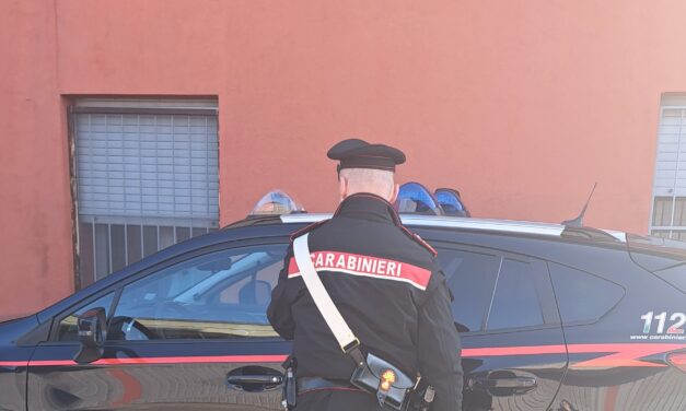 RUBIERA. RUBA NEL MINIMARKET E FINGE DI IMPUGNARE UN COLTELLO