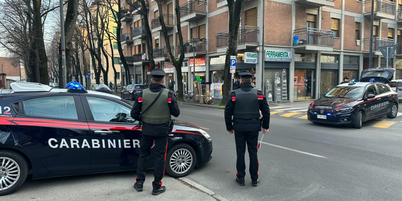 IRREGOLARE E SENZA UN TETTO SI AGGIRA PER LA STAZIONE COL COLTELLO