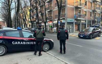 IRREGOLARE E SENZA UN TETTO SI AGGIRA PER LA STAZIONE COL COLTELLO