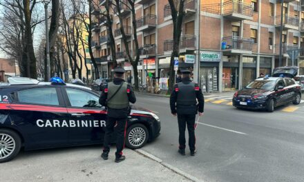 IRREGOLARE E SENZA UN TETTO SI AGGIRA PER LA STAZIONE COL COLTELLO