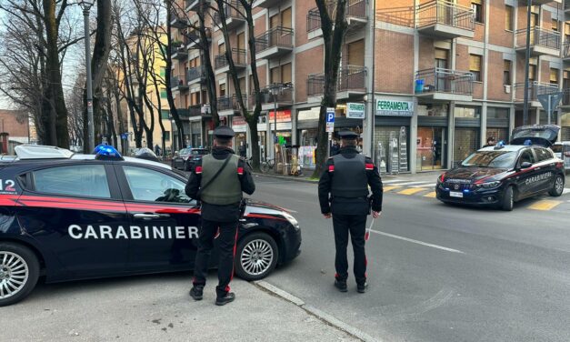 IRREGOLARE E SENZA UN TETTO SI AGGIRA PER LA STAZIONE COL COLTELLO