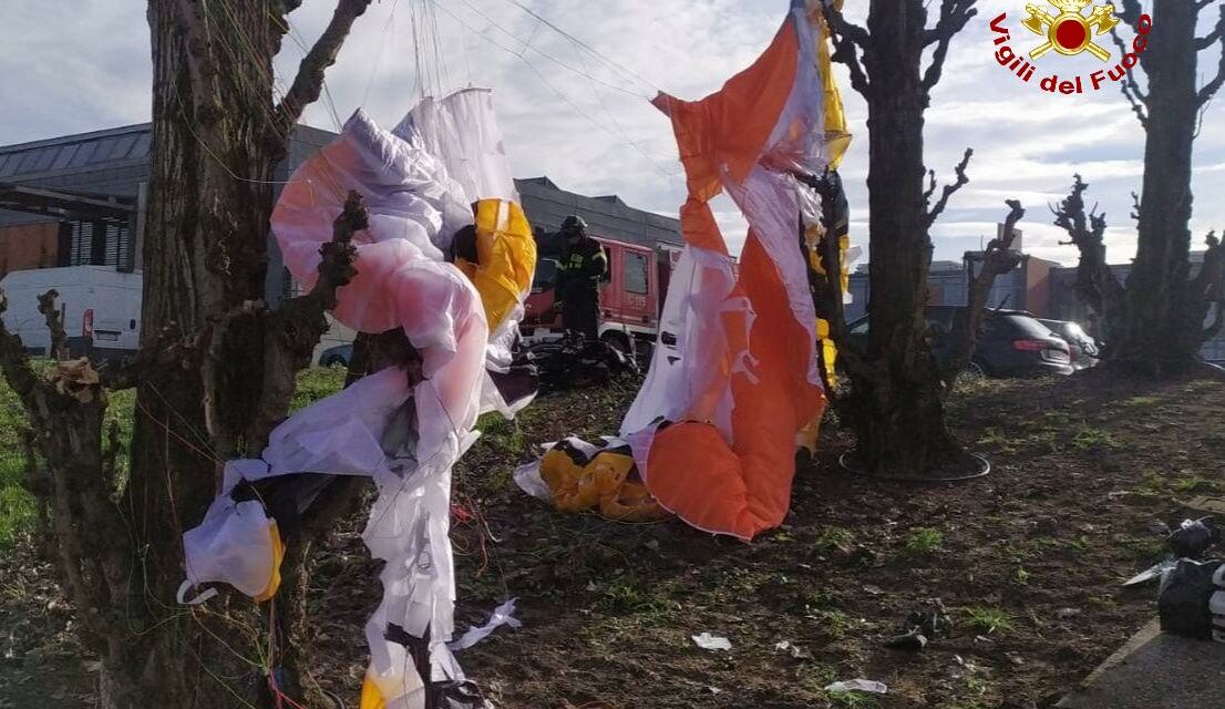 PARAPENDIO PRECIPITA NEL CAMPUS DI MAX MARA A MANCASALE, GRAVE IL PILOTA