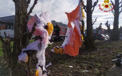 PARAPENDIO PRECIPITA NEL CAMPUS DI MAX MARA A MANCASALE, GRAVE IL PILOTA