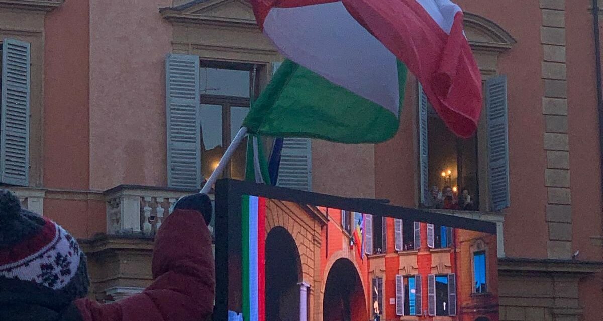 FIAMMA OLIMPICA ACCOLTA DA ALI DI FOLLA: TRA I TEDOFORI STEFANO BALDINI (video)