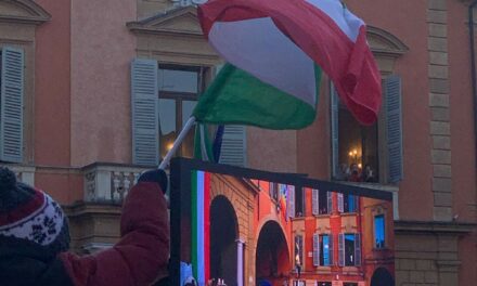 FIAMMA OLIMPICA ACCOLTA DA ALI DI FOLLA: TRA I TEDOFORI STEFANO BALDINI (video)