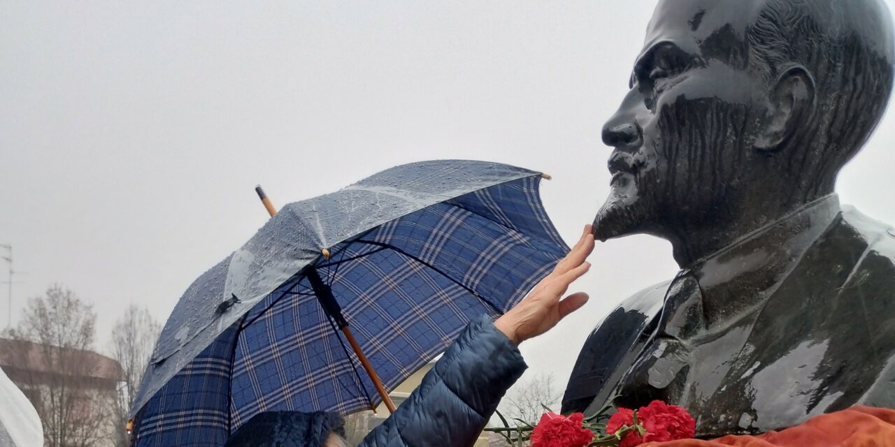 CAVRIAGO. I COMUNISTI RICORDANO LENIN TOCCANDOGLI LA BARBA