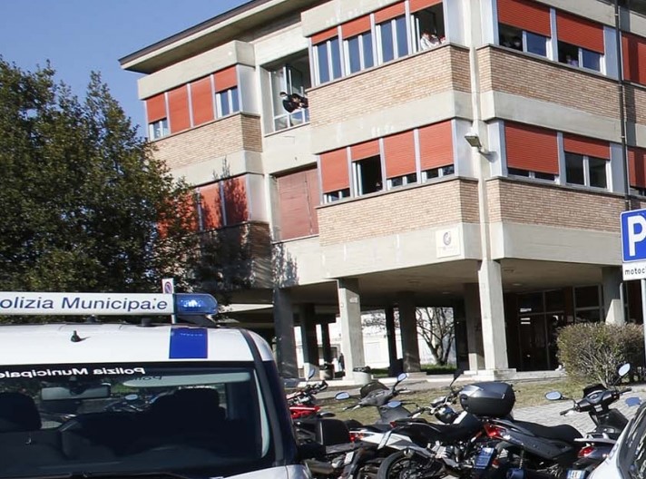 AGENTE ANTIDROGA VIGILA SUL POLO SCOLASTICO DI VIA MAKALLE’ (video Tg)