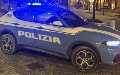 SPERONA LA VOLANTE DURANTE L’INSEGUIMENTO E FUGGE: ARRESTATO