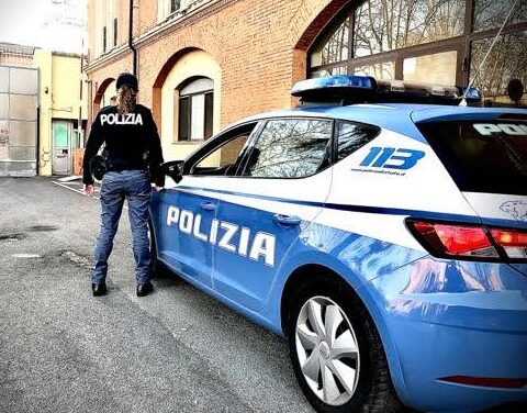 TENTA DI RUBARE, POI MINACCIA LE GUARDIE COL COLTELLO