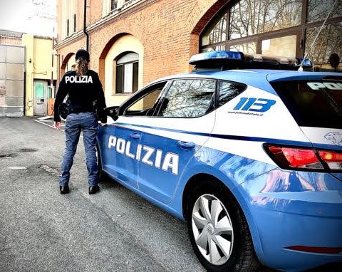 TENTA DI RUBARE, POI MINACCIA LE GUARDIE COL COLTELLO